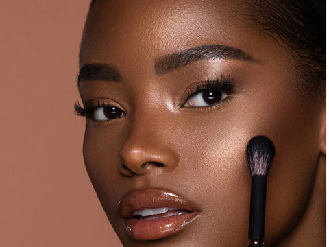 Brochas y aplicadores de maquillaje profesional de alta calidad, ideales para un acabado uniforme.