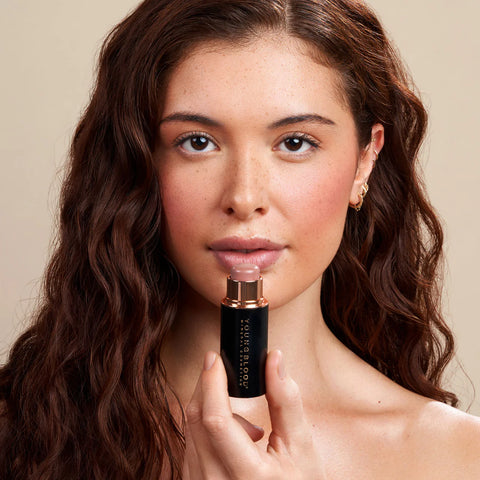 Rubor mineral de Youngblood Cosmetics aplicado en mejillas para un look fresco y saludable.