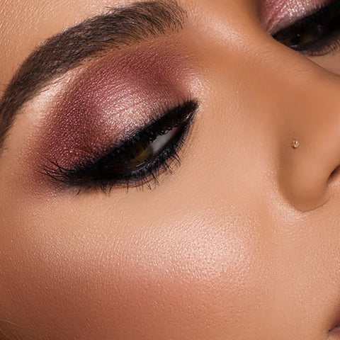 Maquillaje profesional para ojos con sombras minerales de Youngblood Cosmetics en EBA Studio.