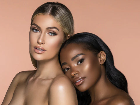 Rostro maquillado con Youngblood Mineral Cosmetics, mostrando un acabado natural y radiante.