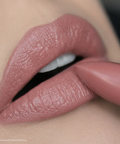 Labios maquillados con labiales hidratantes y pigmentados de Youngblood Cosmetics, disponibles en EBA Studio.
