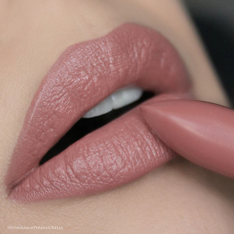 Labios maquillados con labiales hidratantes y pigmentados de Youngblood Cosmetics, disponibles en EBA Studio.